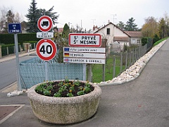 Panneaux devant maison 02